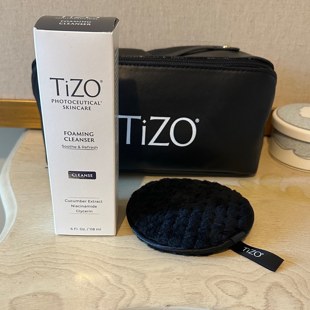 Photoceutical Skincare Foaming Cleanser with Black Cleansing Pad